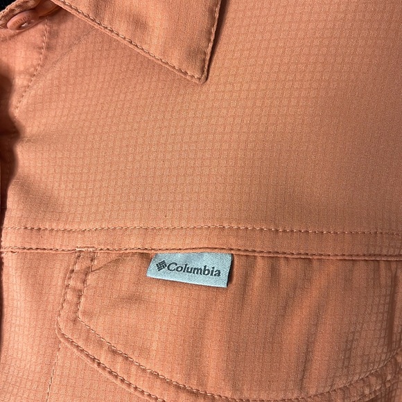Columbia coral button up women’s top. Velcro breast pockets. Size tag removed - Picture 4 of 11